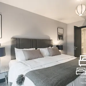  Apartment Luxe Apartments, The Moorwell, Parking, Gym - 10mins Ctr United Kingdom